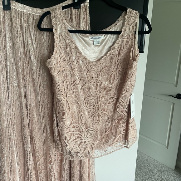 Women’s Lace Formal 3 PC. Set - Picture 3 of 15